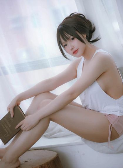 一边亲嘴一边脱一光二净照片_十万网红美女美酱